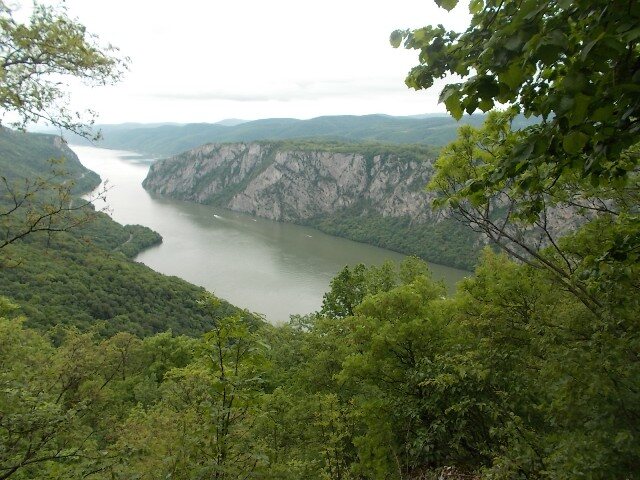 Dunav se probija kroz krečnjačke litice Đerdapske klisure