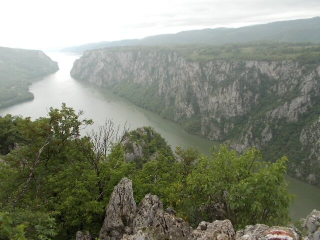 Strme litice Đerdapa nad zelenkastom vodom Dunava