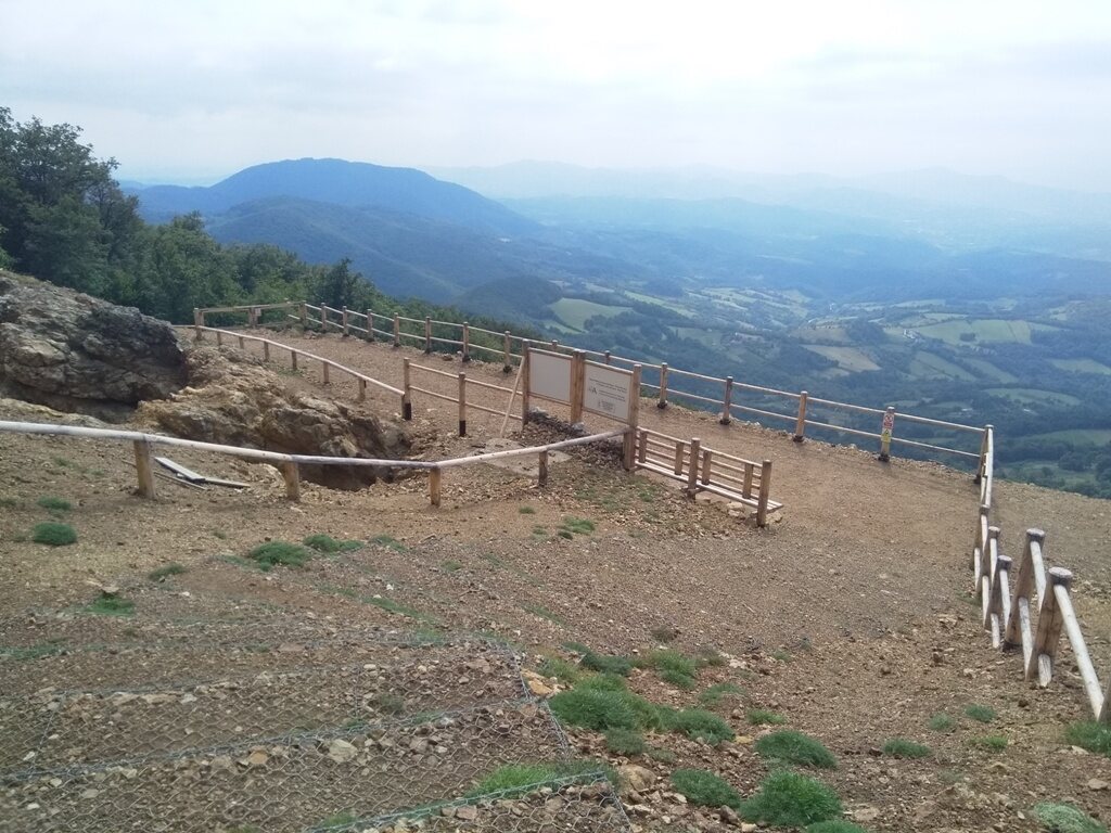 Uređen vidikovac sa drvenom ogradom i pogledom na pošumljena brda
