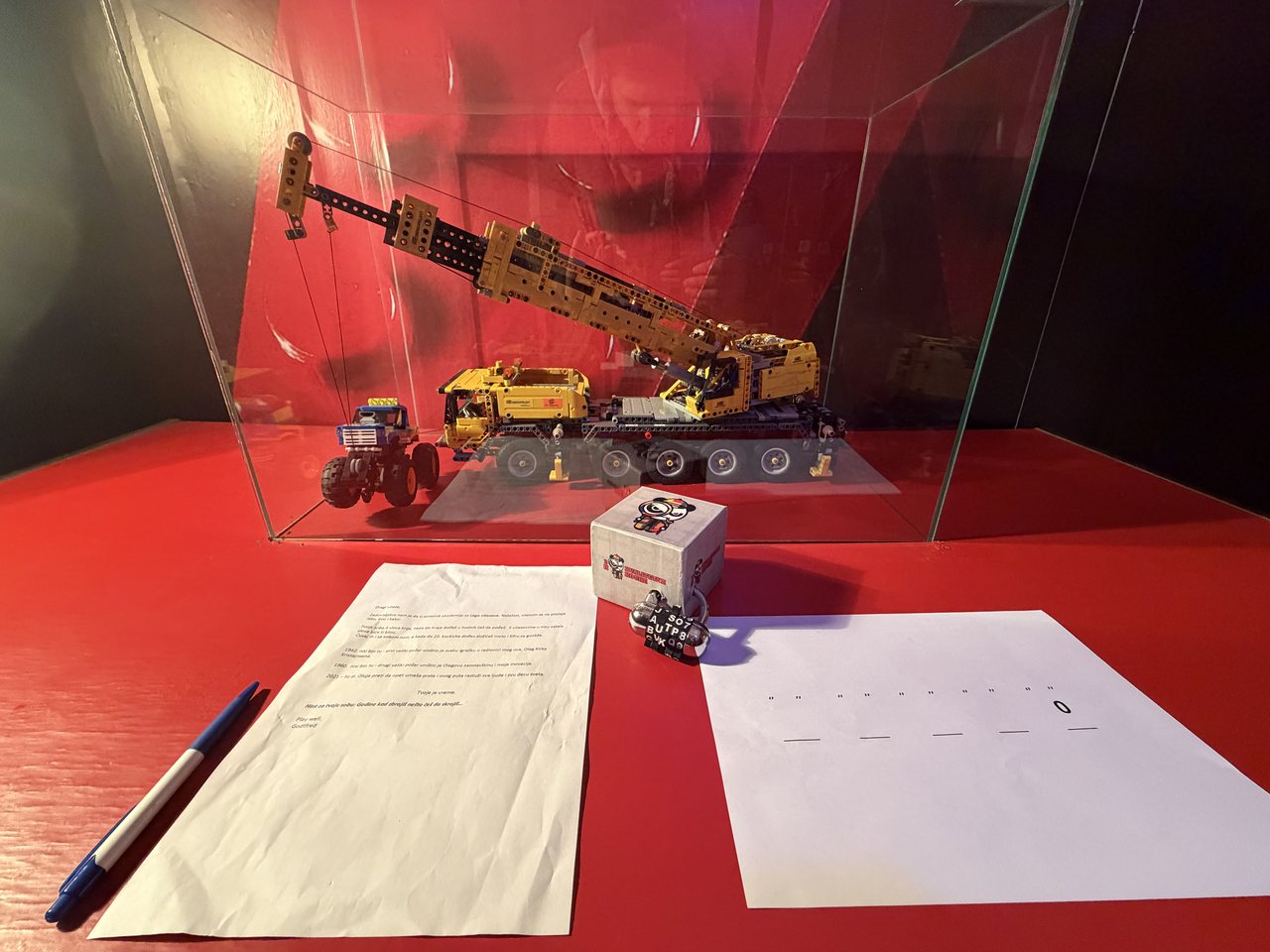 Prostorija escape rooma sa crvenim zidovima i zagonetkama od Lego kocaka
