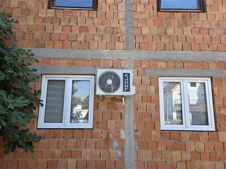 Spoljna jedinica na kući od cigle