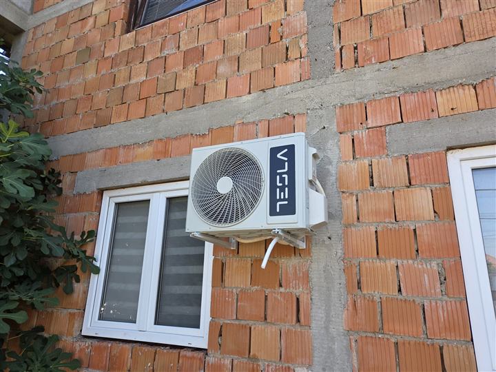 Tesla spoljna jedinica na porodičnoj kući