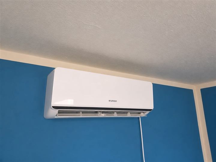 Unutrašnja jedinica na plavom zidu