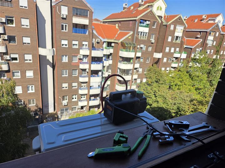 Pranje spoljne jedinice na terasi