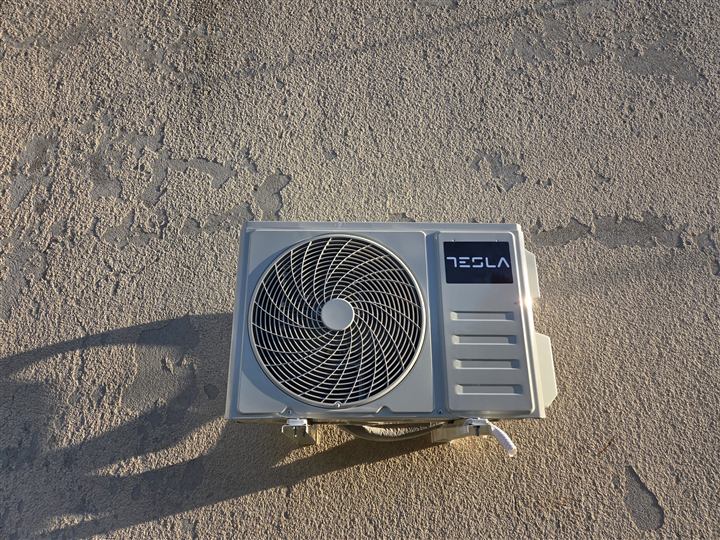 Tesla spoljna jedinica na fasadi