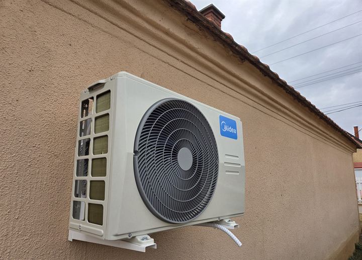 Midea spoljna jedinica na nosaču