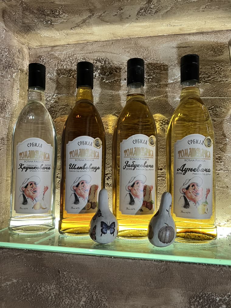 Крушковача, шљивовица, јабуковача и дуњевача на полици